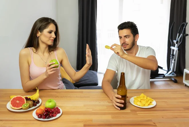 Veliko ljudi se sploh ne zaveda koliko alkohola dejansko popijejo, dokler si ne začnejo pisati prehranskega dnevnika, ko si vanj zapišejo prav vsak grižljaj ali požirek.&nbsp; FOTO:&nbsp;Shutterstock