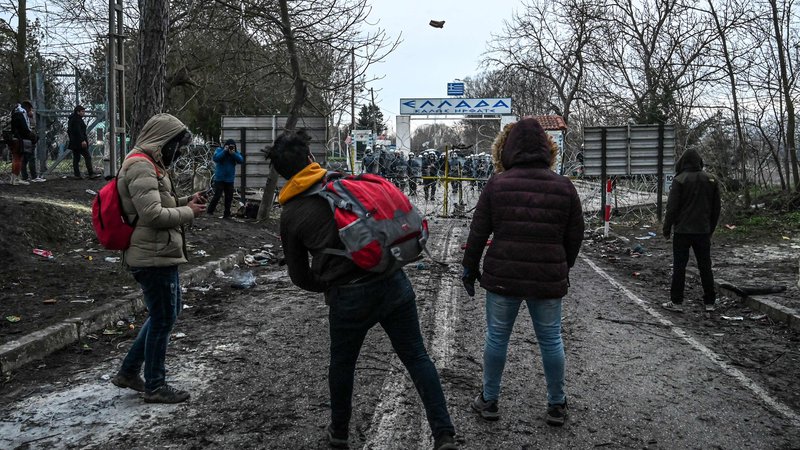 Fotografija: Več tisoč beguncev in migrantov je danes želelo prečkati mejo med Turčijo in Grčijo. FOTO: Ozan Kose/AFP
