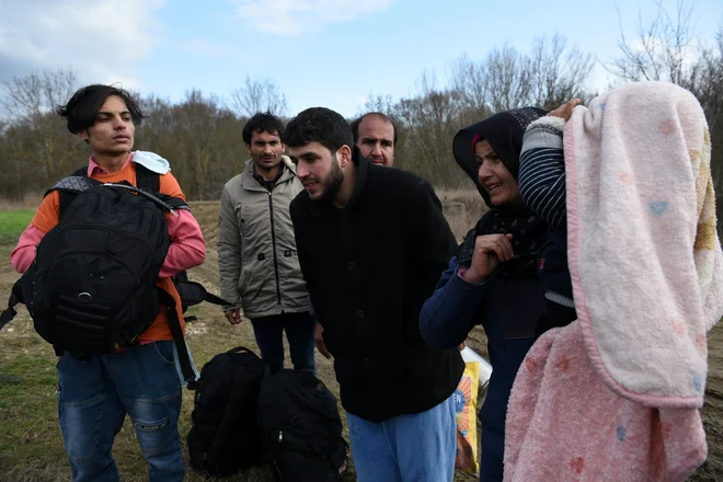 Skupina Afganistancev na meji med Turčijo in Grčijo. FOTO: Alexandros Avramidis/Reuters