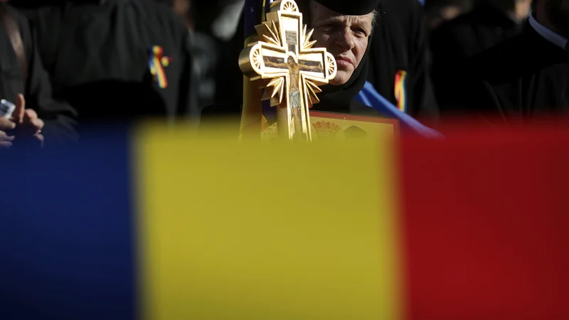 Fotografija: S prižnic so udeležbo na referendumu pogojevali z izkazovanjem vere, manjkalo ni propagande o kraji otrok heteroseksualnim parom in izmišljenih likov na pamfletih, ki so govorili o grozotah odraščanja v istospolnih družinah. Foto: Inquam Photos/Reuters