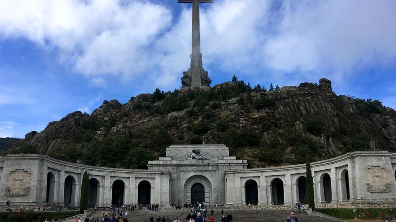 Fotografija: Z megalomanskim mavzolejem, nad katerim se bohoti 150 metrov visok križ, je Franco želel postati nesmrten in izzvati čas. V Dolini padlih ne manjka obiskovalcev s frankističnimi simboli. Foto: Gašper Završnik