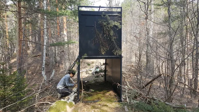 Zabojna past je oblikovana tako, da žival, ki se ji približuje, vidi skoznjo. FOTO: Maja Prijatelj Videmšek