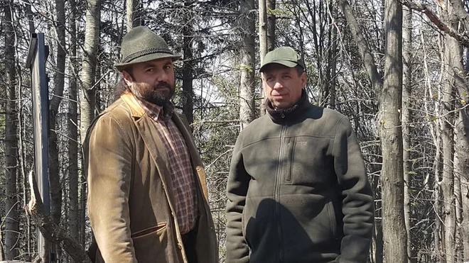 Gozdarja Adrian Titianu in Catalin Ghionoiu sta pomagala pri iskanju lokacij za pasti na območju Bacauja, kjer se je ujel ris Doru. FOTO: Maja Prijatelj Videmšek