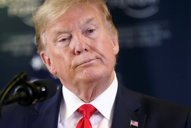 S televizijskih ekranov v nas dnevno butajo podobe herojskih, mačo likov vodij. Na fotografiji ameriški predsednik Donald Trump. FOTO: Jonathan Ernst/Reuters