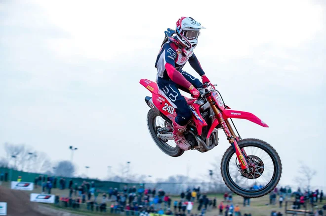 Tim Gajser je imel v cilju 23 sekund prednosti pred Herlingsu. FOTO: Honda Racing