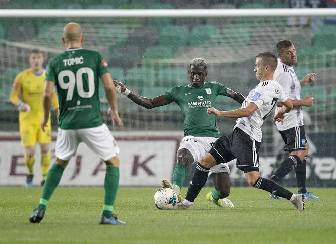 Magny Bagnack (v sredini) se ob vrnitvi v začetno enajsterico v Velenju ni najbolje izkazal. FOTO: Mavric Pivk/Delo