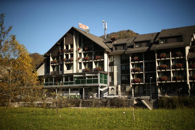 Blagovnica v hotelu je začasno zaprla svoja vrata, odslej bo Hotel Cerkno le še pobiral najemnino. FOTO: Jure Eržen