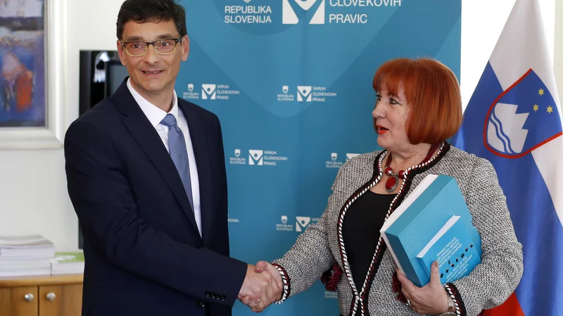 Fotografija: Primopredaja poslov med dosedanjo varuhinjo človekovih pravic Vlasto Nussdorfer in novim varuhom človekovih pravic Petrom Svetino. FOTO: Matej Družnik/Delo