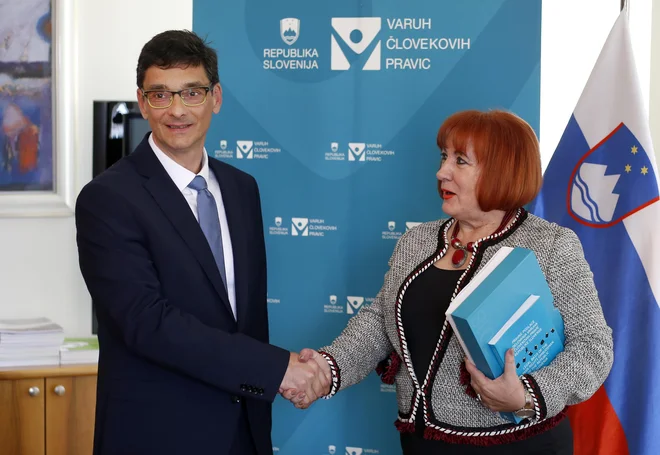 Primopredaja poslov med dosedanjo varuhinjo človekovih pravic Vlasto Nussdorfer in novim varuhom človekovih pravic Petrom Svetino. FOTO: Matej Družnik/Delo