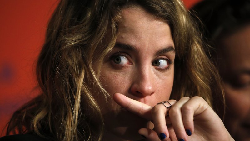 Fotografija: Pomemben politični preboj v dojemanju položaja žrtev spolnih zlorab je v začetku novembra 2019 naredil spletni medij Médiapart z objavo pričanja tridesetletne filmske igralke Adèle Haenel o spolnem nadlegovanju, ki ga je pretrpela, ko je imela dvanajst let. FOTO: Reuters