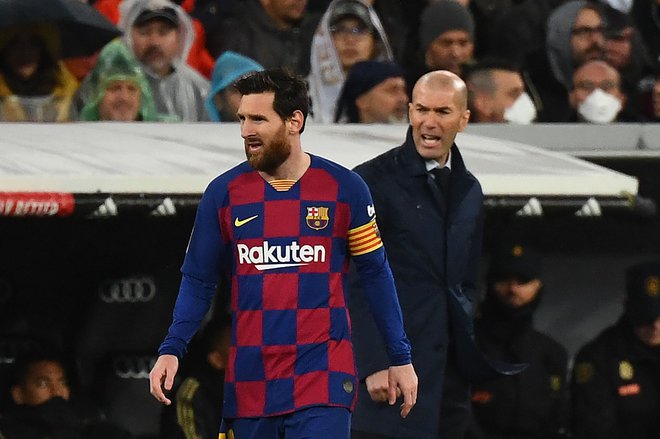 Legendarna nogometaša Lionel Messi in Zinedine Zidana med derbijem Reala in Barcelone. FOTO: AFP