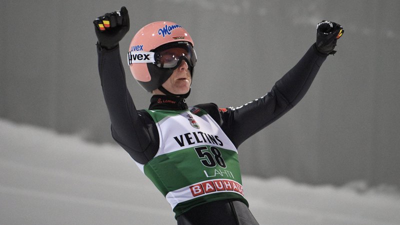 Fotografija: Nemški smučarski skakalec Karl Geiger se je takole včeraj v Lahtiju veselil svoje četrte zmage v sezoni in skupno šeste v svetovnem pokalu. FOTO: Reuters