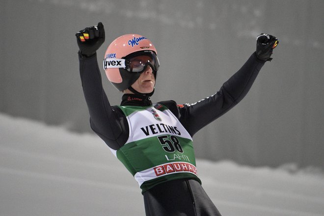 Nemški smučarski skakalec Karl Geiger se je takole včeraj v Lahtiju veselil svoje četrte zmage v sezoni in skupno šeste v svetovnem pokalu. FOTO: Reuters