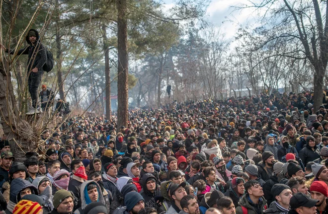 Tisoče beguncev čaka pred zaprto grško mejo. Grška policija čez mejo izstreljuje solzivec. FOTO: Bulent Kilic/AFP