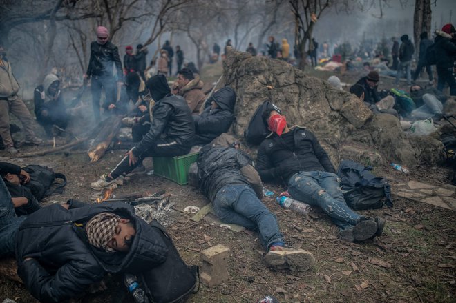 Zaradi obljub turških medijev in politikov, da je meja odprta, več deset tisoč ljudi tabori v mrazu pred zastraženimi grškimi mejami. FOTO: Bulent Kilic/AFP