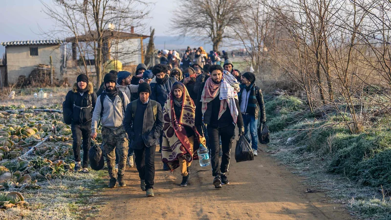 Fotografija: Kljub temu da je Grčija začasno ukinila azilne postopke, številni begunci še vedno upajo na lepšo prihodnost v Evropi. FOTO: Bulent Kilic/AFP