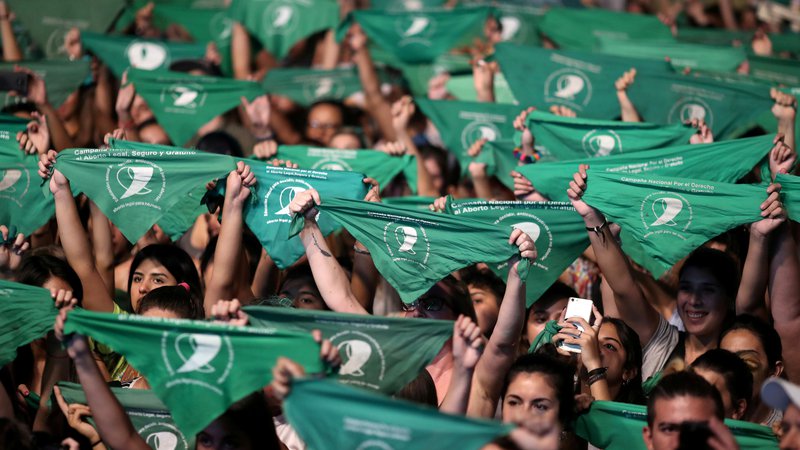 Fotografija: Aktivisti med shodom za legalizacijo abortusa držijo zelene robčke, ki simbolizirajo gibanje pravic do splava. FOTO: Agustin Marcarian/Reuters