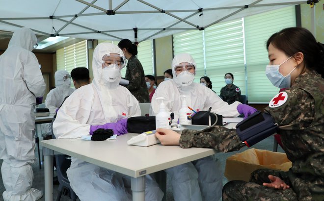 V Južni Koreji množično izobražujejo bolnišnično osebje. FOTO: Yonhap/AFP