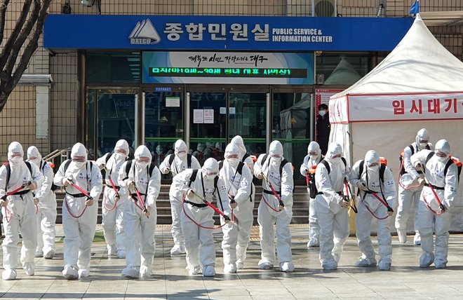Južna Koreja je za dezinfeciranje javnih površin mobilizirala vojsko. FOTO: Yonhap/AFP