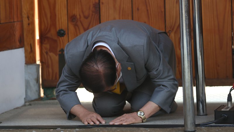 Fotografija: Vodja verske skupnosti, ki je povezana s širjenjem koronavirusa v Južni Koreji, je pred javnostjo prosil odpuščanja. FOTO: AFP
