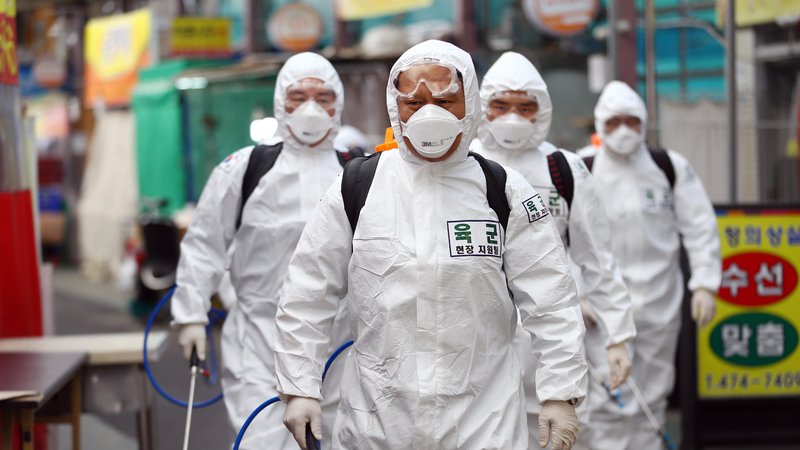 Fotografija: Po svetu je za boleznijo umrlo več kot 3000 ljudi, v Južni Koreji so potrdili še 599 novih primerov okužbe. FOTO: Afp