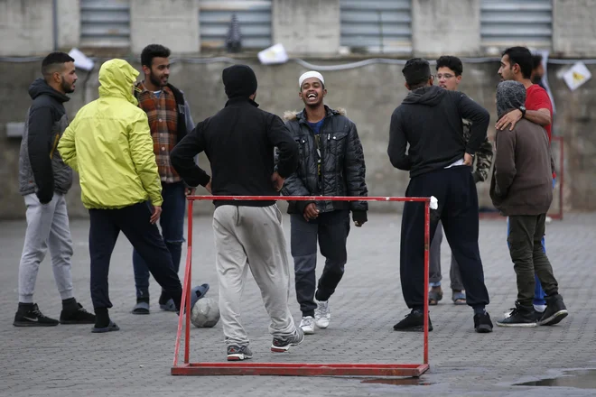 V Srbiji je 17 begunskih nastanitvenih centrov. Na fotografiji prebežniki v nastanitvenem centru v Veliki Kladuši v BiH. Foto Matej Družnik