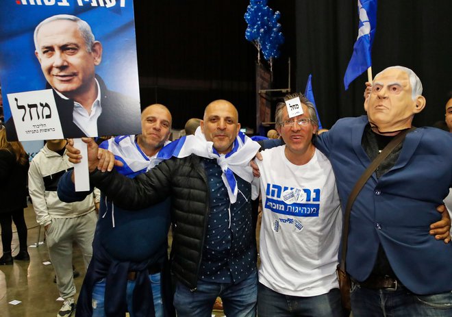 Levosredinski blok, ki ga vodi Modra in bela stranka, je osvojil 52 do 54 mandatov. FOTO: Jack Guez/Afp