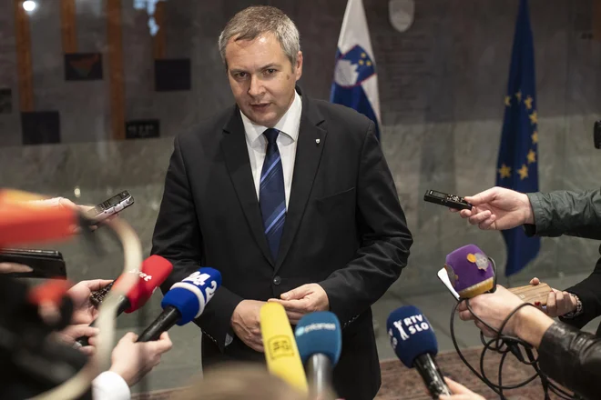 Dejan Židan poziva LMŠ, Levico in SAB k strnitvi vrst. FOTO: Voranc Vogel/Delo