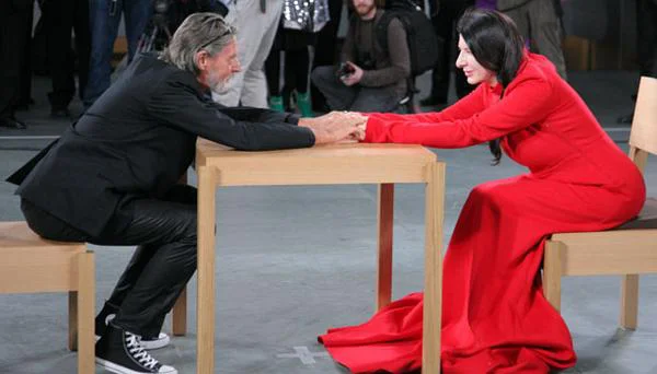 Ulay je leta 2010 med retrospektivo Marine Abramović v newyorškem muzeju MoMA po desetletjih brez srečanj prisedel k njeni mizi. Emotivne podobe srečanja s solzami in &raquo;stoječimi ovacijami&laquo; so obšle svet. FOTO: Twitter