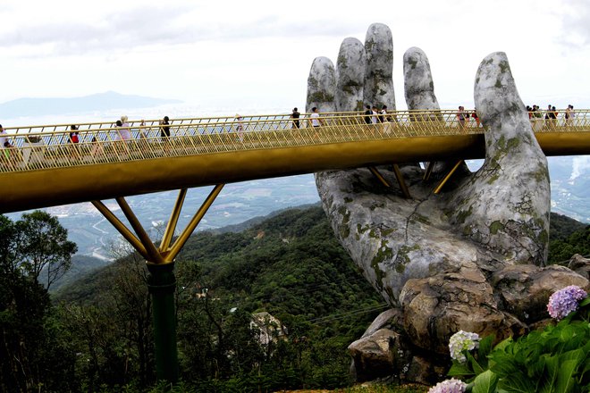 Most je dolg okoli 150 metrov. FOTO: Linh Pham/AFP