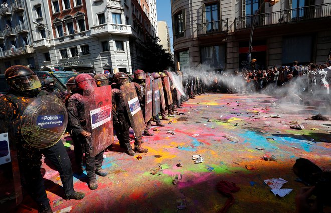 Zagovorniki neodvisnosti so v Barceloni policijo napadli z barvami in jajci.<br />
FOTO: Reuters
