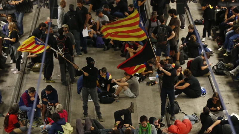 Fotografija: Današja akcija independentistov na železniški postaji v Gironi.
FOTO: AP