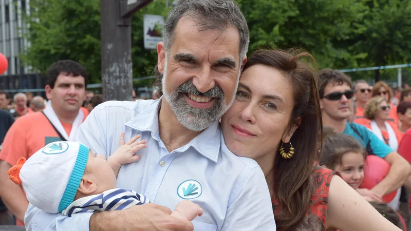 Fotografija: Jordi Cuixart in Txell Bonet s sinom preden so Cuixarta zaprli. Foto Jordi Gabarró