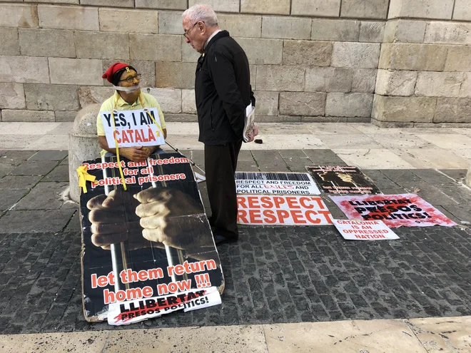 Protestnik se pred vladno palačo v Barceloni zavzema za izpustitev političnih zapornikov. Foto: Mimi Podkrižnik