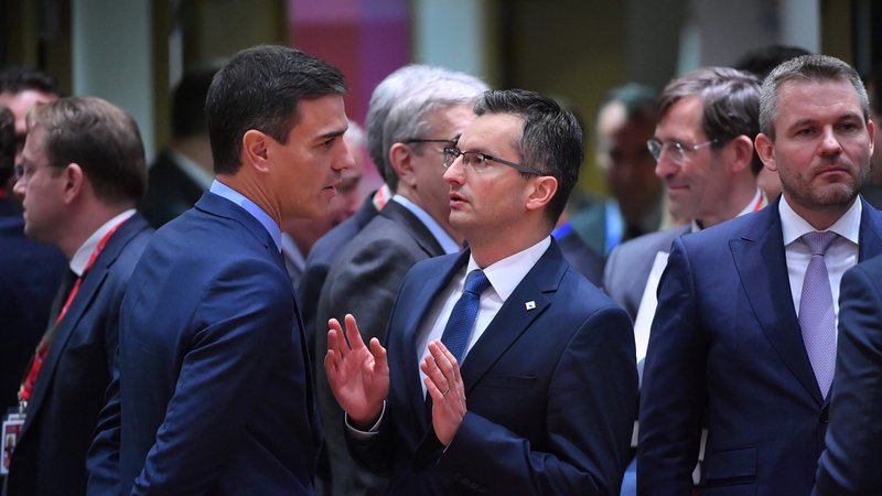 Fotografija: V četrtek sta se v Bruslju ob robu vrha EU neformalno pogovarjala predsednika vlad Pedro Sánchez in Marjan Šarec. Foto: Emmanuel Dunand/Afp