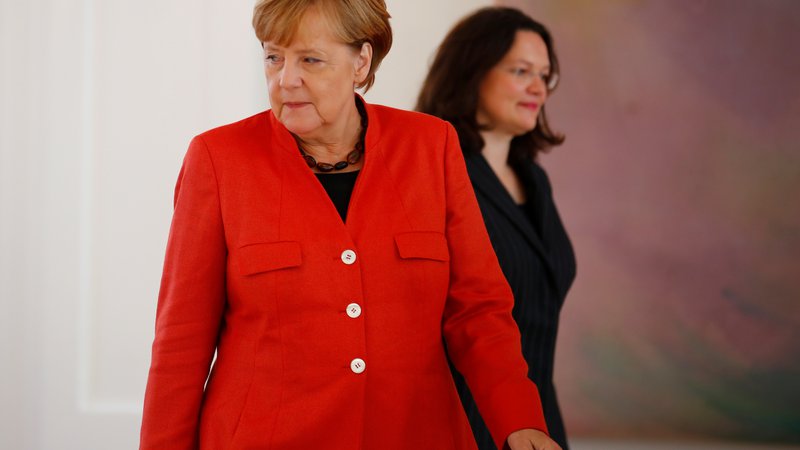 Fotografija: Po odstopu predsednice SPD Andree Nahles in globoki krizi v stranki se maje tudi velika koalicija, ki jo vodi kanclerka Angela Merkel (CDU). FOTO: Reuters