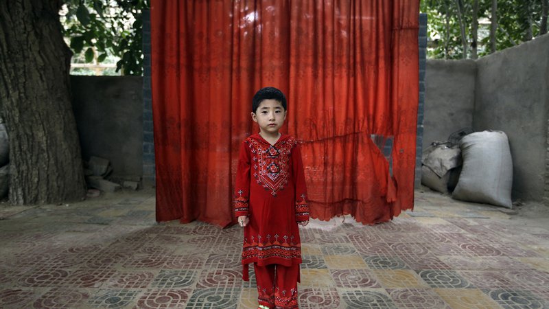 Fotografija: Otroke Ujgurov, ki so bili poslani v taborišča, so nastanili v strogo zastražene centralizirane kraje za trajno bivanje. FOTO: Reuters