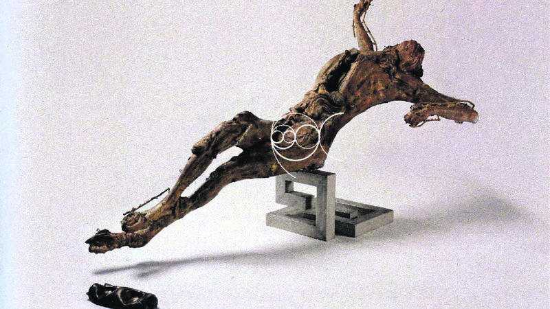 Fotografija: Skulptura Jakova Brdarja Križani je po mnenju Andreja Medveda »hkrati Snemanje s križa, Polaganje v grob in tudi (še) Vstajenje«.