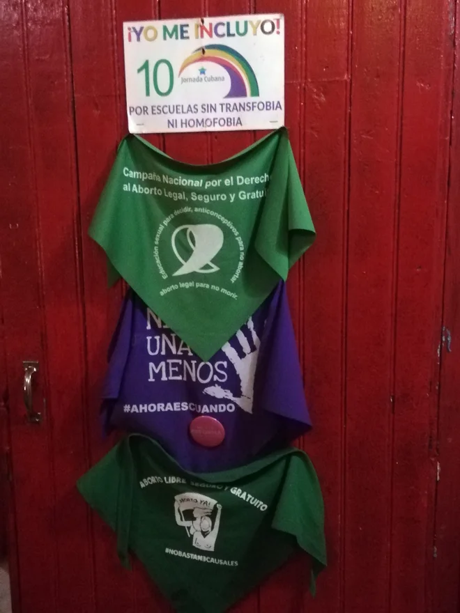Zbirka rutic, ki jih nosijo latinskoameriški feministi, v Cafe-Museu revolución v Santa Clari. FOTO: Katja Miklavčič