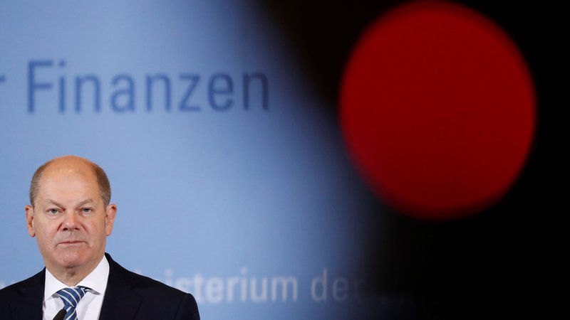 Fotografija: Nemški finančni minister Olaf Scholz želi okoli 2500 občin razbremeniti dolgov, a načrt zahteva začasni suspenz fiskalnega pravila. Foto Reuters