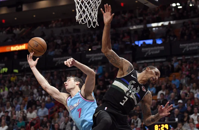 Goran Dragić je ob tekmecu Georgu Hillu dolgo časa potreboval, da je zadel prvi met, ko ga je, je Miamijev stroj povsem ustavil vodilno moštvo Milwaukee in mu kot prvo moštvo prizadejal drugi poraz v sezoni. FOTO: USA TODAY Sports
