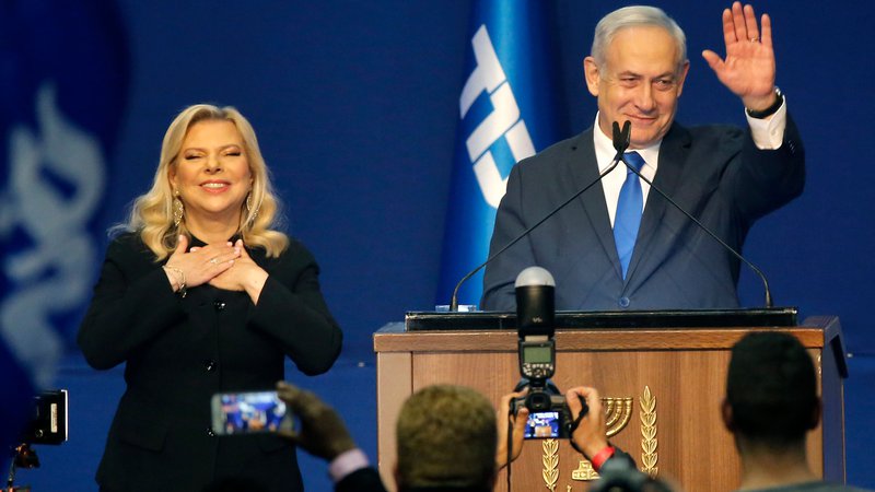 Fotografija: Izraelski premier Benjamin Netanjahu z ženo Saro pozdravlja svoje podpornike. FOTO: Gil Cohen-Magen/AFP