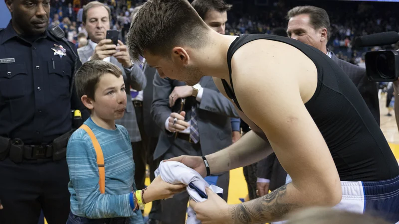 Fotografija: Luka Dončić bo odslej moral s seboj nositi tudi pisalo, da bo navijače lahko osrečil z avtogramom. FOTO: USA TODAY Sports