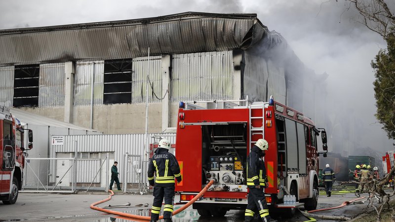Fotografija: Požar v podjetju Surovina v Mariboru. FOTO: Uroš Hočevar/Delo