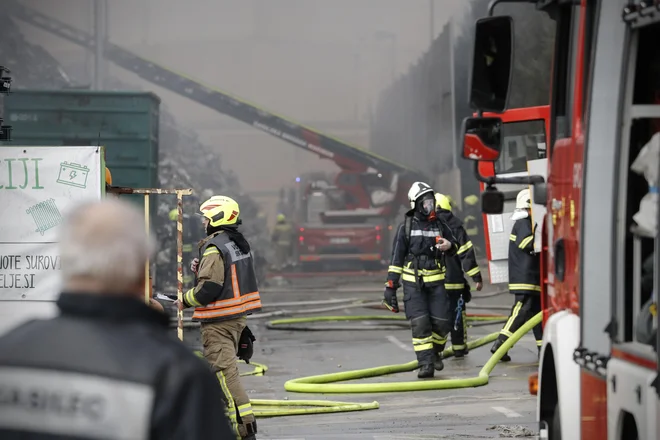 Opozorilo javnosti, naj se v bližini Surovine ne gibajo na prostem, še vedno velja, čeprav se z območja ne vije več tako gost dim kot v ponedeljek. FOTO: Uroš Hočevar/Delo