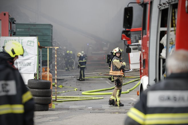 Po prvih nestrokovnih ocenah policije je požar povzročil za okoli tri milijone evrov škode. FOTO: Uroš Hočevar/Delo