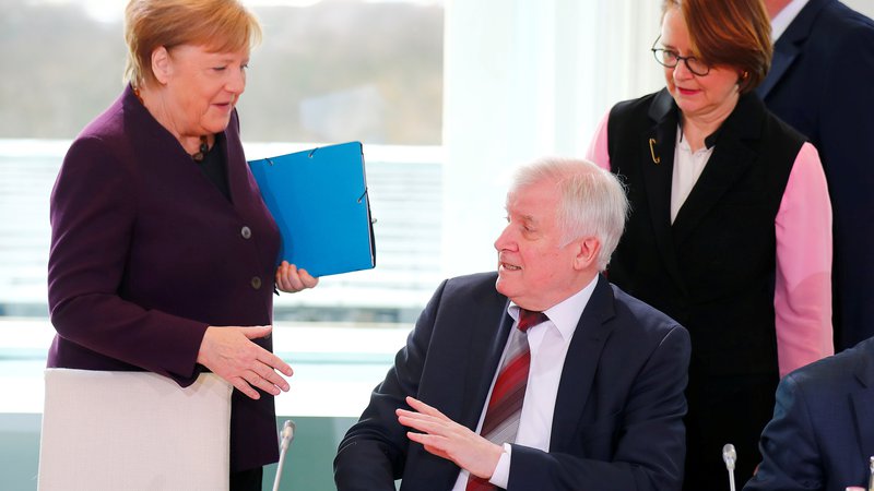 Fotografija: Nemški notranji minister Horst Seehofer je zavrnil roko Angele Merkel kot del novega bontona, ki ga diktira pandemija koronavirusa. FOTO: Hannibal Hanschke/Reuters