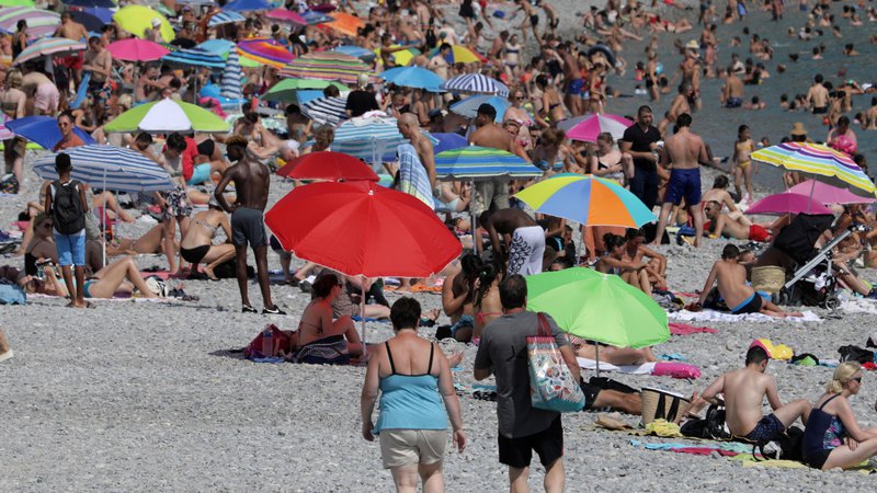 Fotografija: Bo konec stoletja gneča na peščenih plažah še večja? FOTO: Eric Gaillard/Reuters