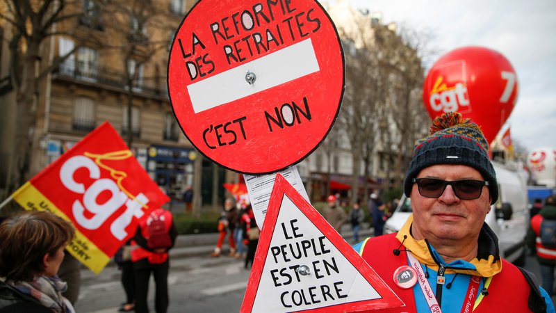 Fotografija: Jezni Francozi nasprotujejo pokojninski reformi.
FOTO: Reuters