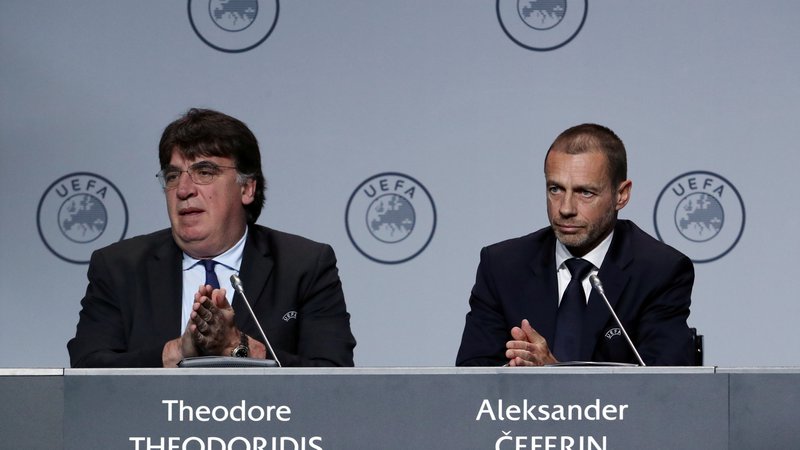 Fotografija: Theodore Theodoridis in Aleksander Čeferin med sejo Uefinega kongresa v Amsterdamu. FOTO: Reuters